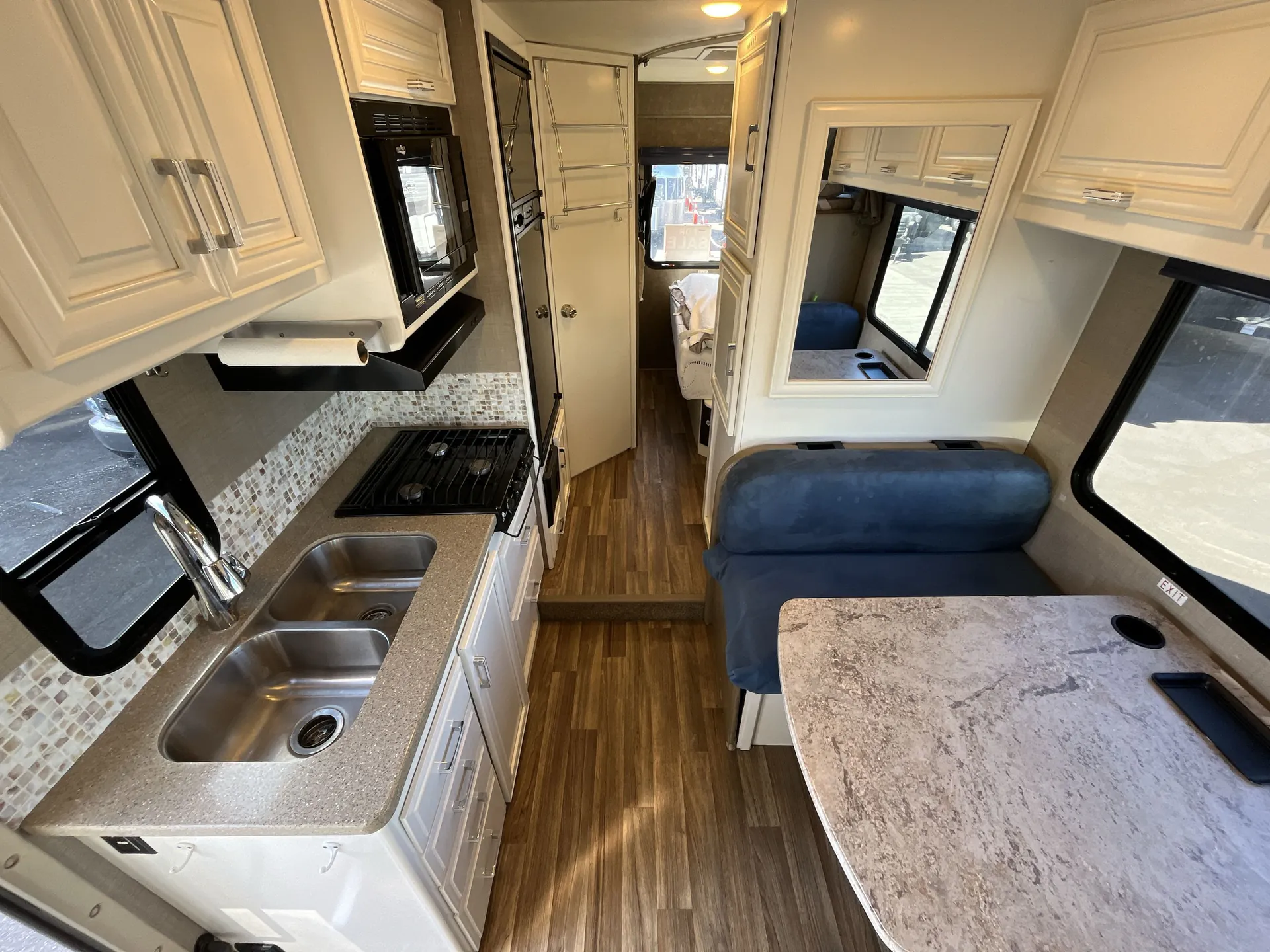 2017 Thor Motor Coach Quantum GR22 — living area main