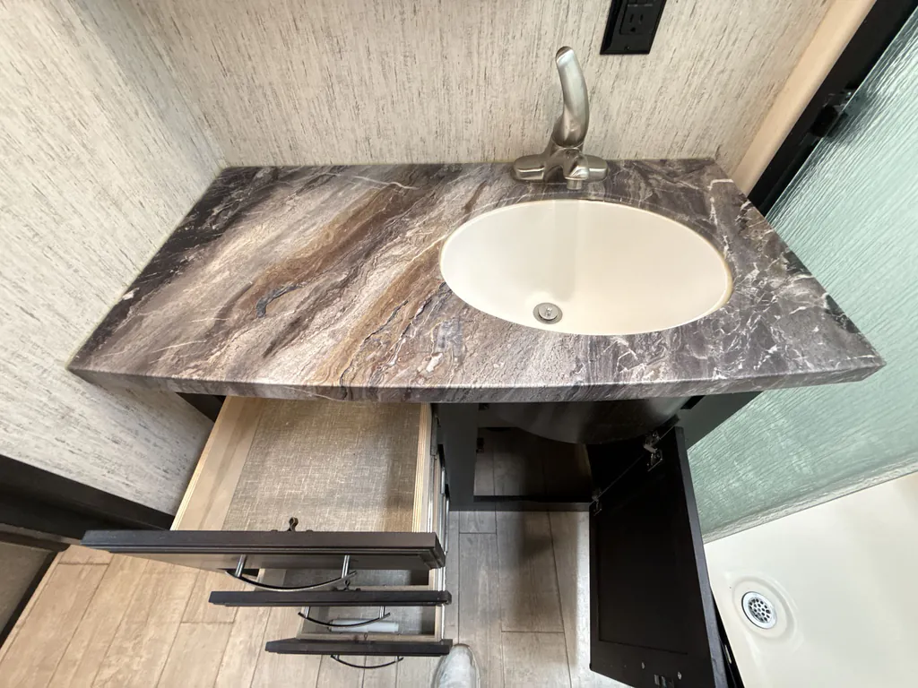 2018 Grand Design Momentum 376TH, Photos photo 26