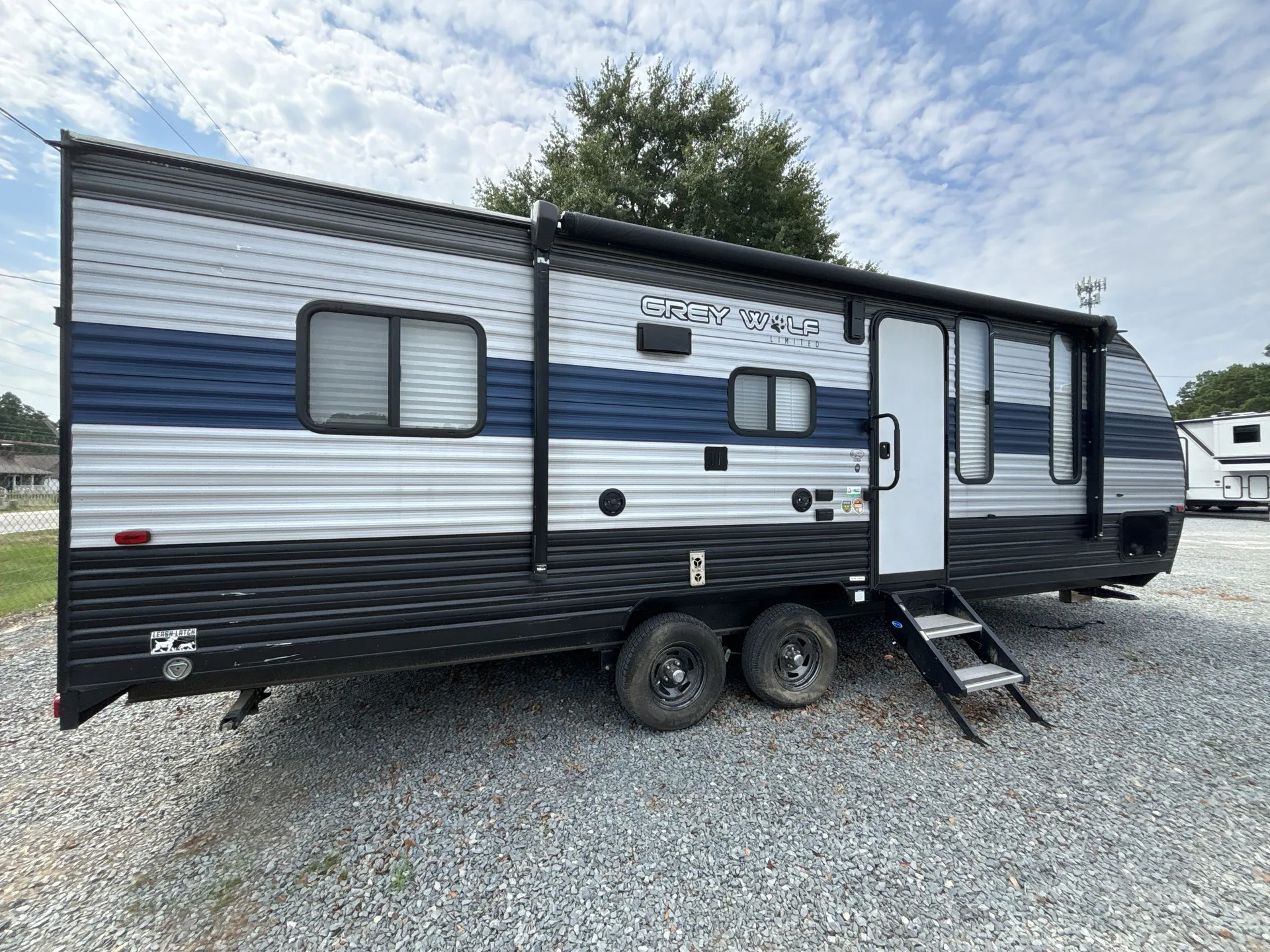 2020 Forest River Cherokee Grey Wolf 22RR — campside
