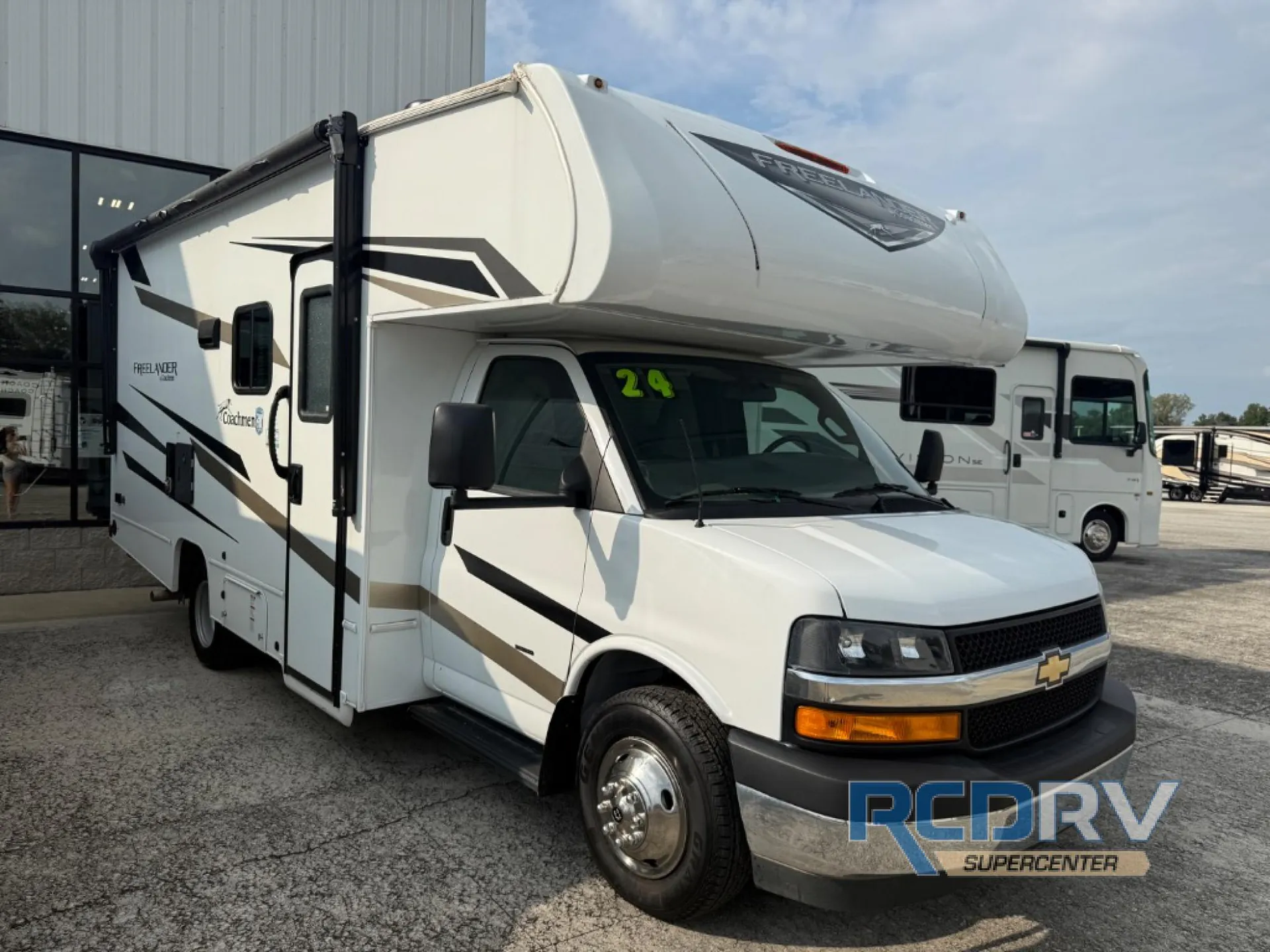 2024 Coachmen Freelander 22XG Chevy 3500 - Photo 2