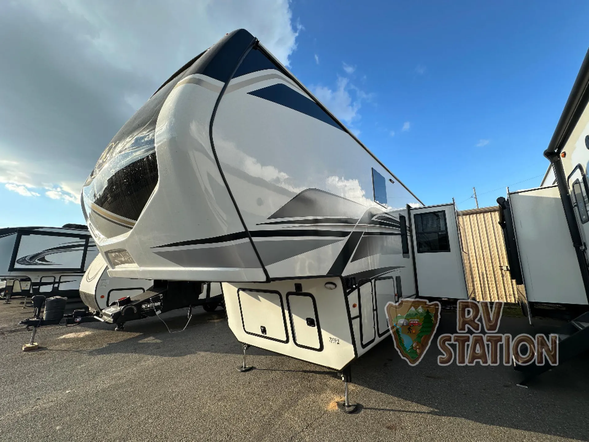 2025 Keystone Montana 3795FK - Photo 3