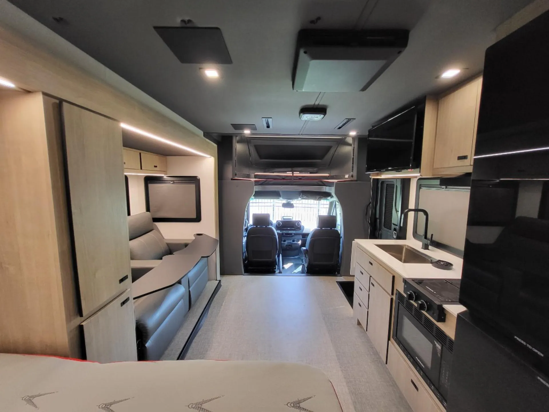 2025 Grand Design Lineage 25FW - Photo 4