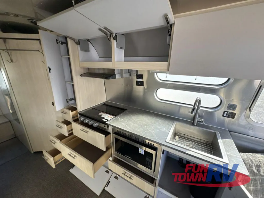 2024 Airstream Flying Cloud 30FB Office, Photos photo 12