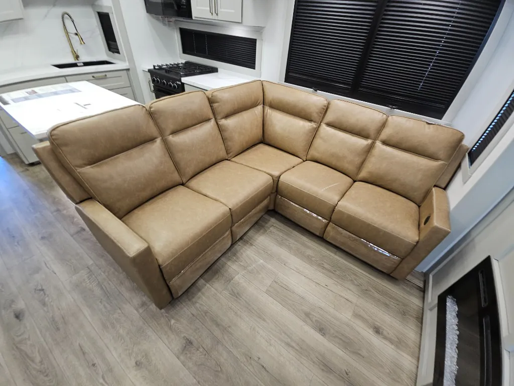 2026 Brinkley Model G 3950, Living area photo 3