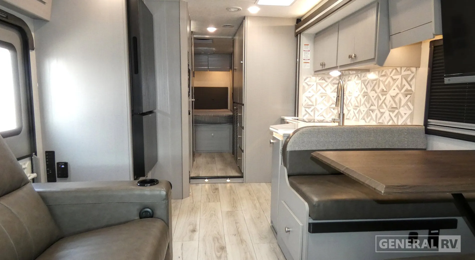 2025 Coachmen Entourage 320LV - Photo 3