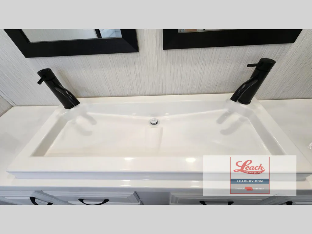 2021 Forest River Cedar Creek Champagne Edition 38EL, Photos photo 19
