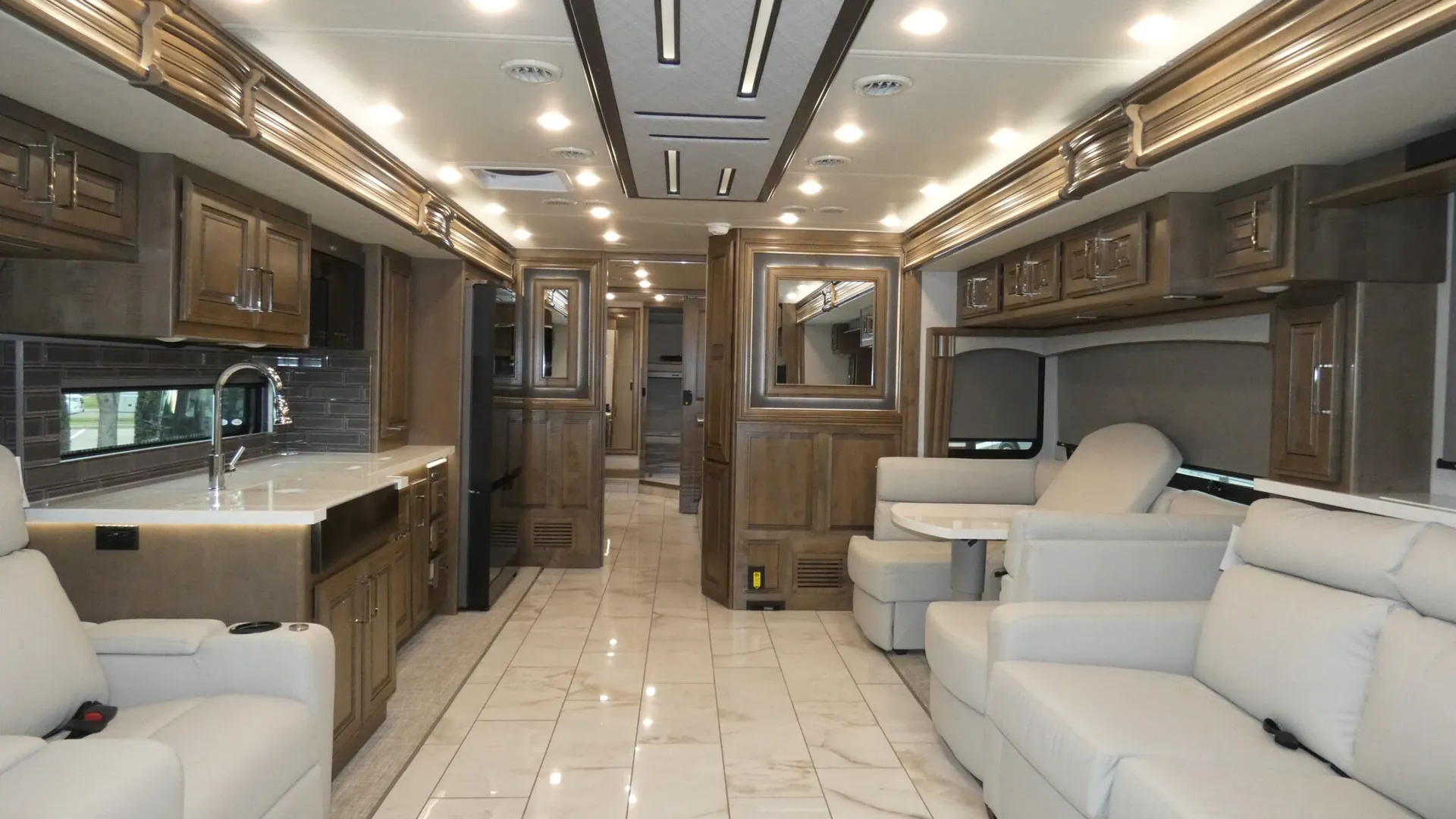 2026 Fleetwood Discovery LXE 44B - Photo 3