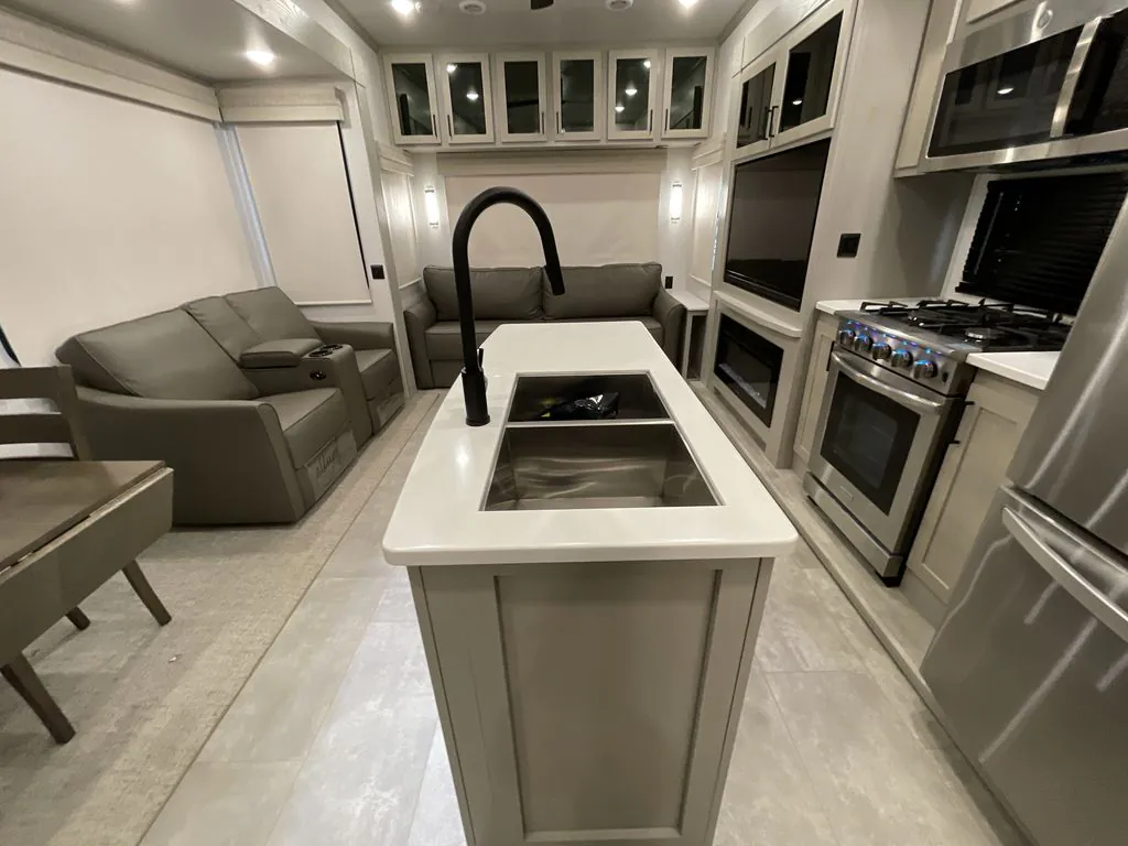 2022 Palomino Columbus 382FB dealer photo 9 from Blue Compass RV