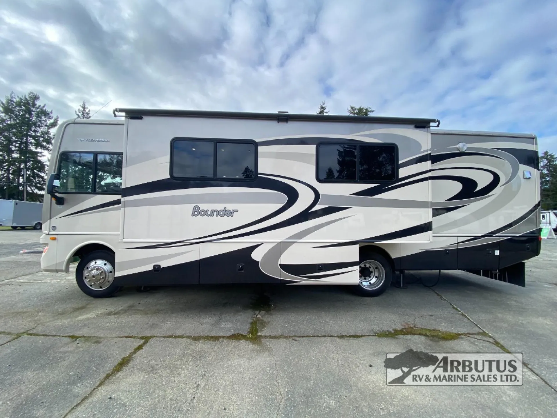 2014 Fleetwood Bounder 33C - Photo 2