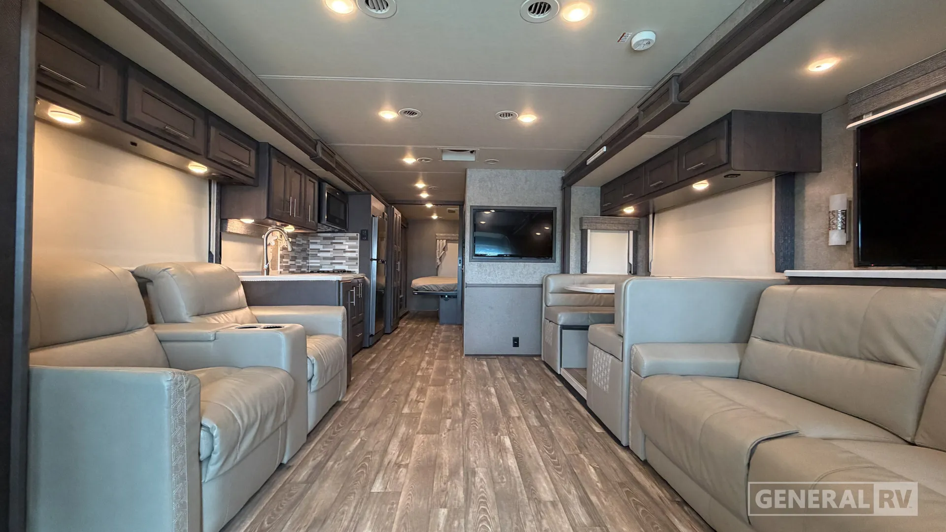 2021 Thor Motor Coach Miramar 35.2 - Photo 3