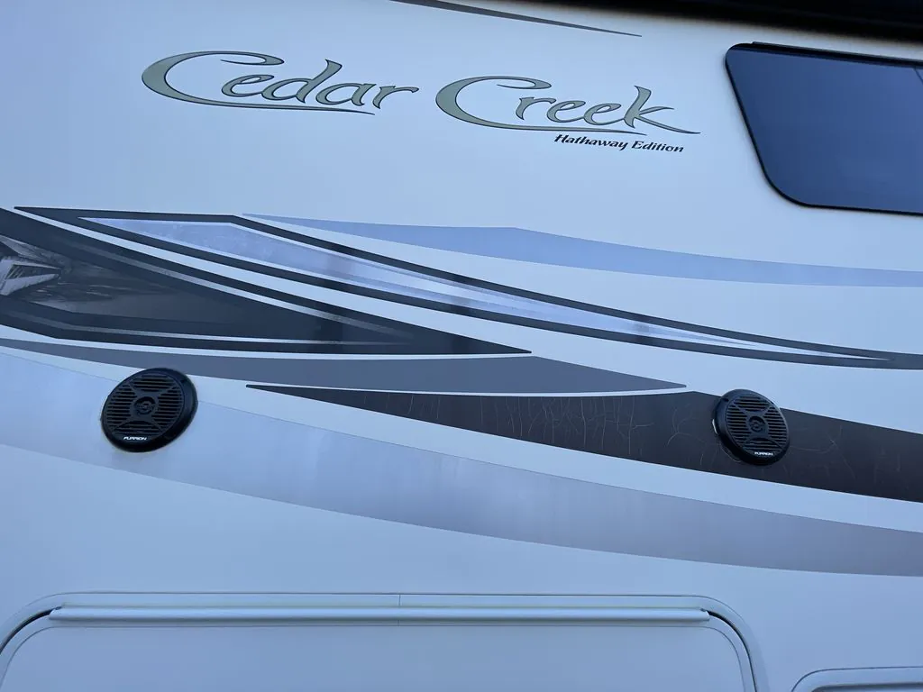 2016 Forest River Cedar Creek Hathaway Edition 34RE — Photo 5
