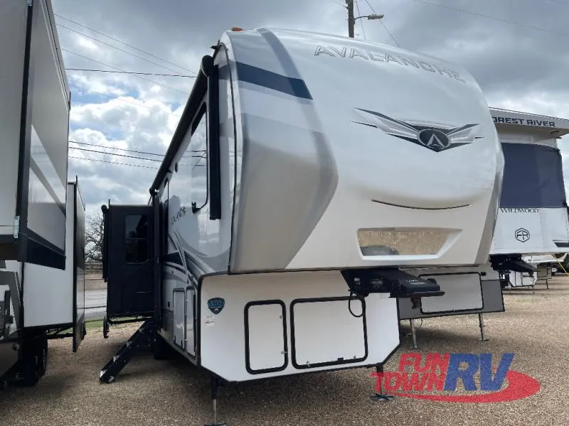 2022 Keystone Avalanche 322RL - Photo 2