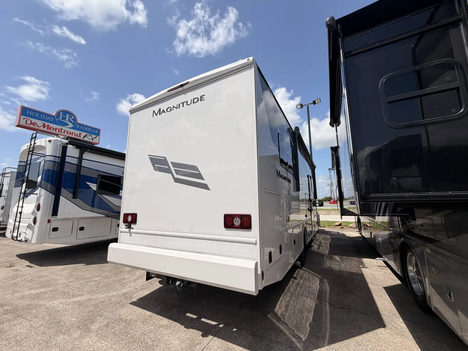 2027 Thor Motor Coach Magnitude L35 - Photo 3