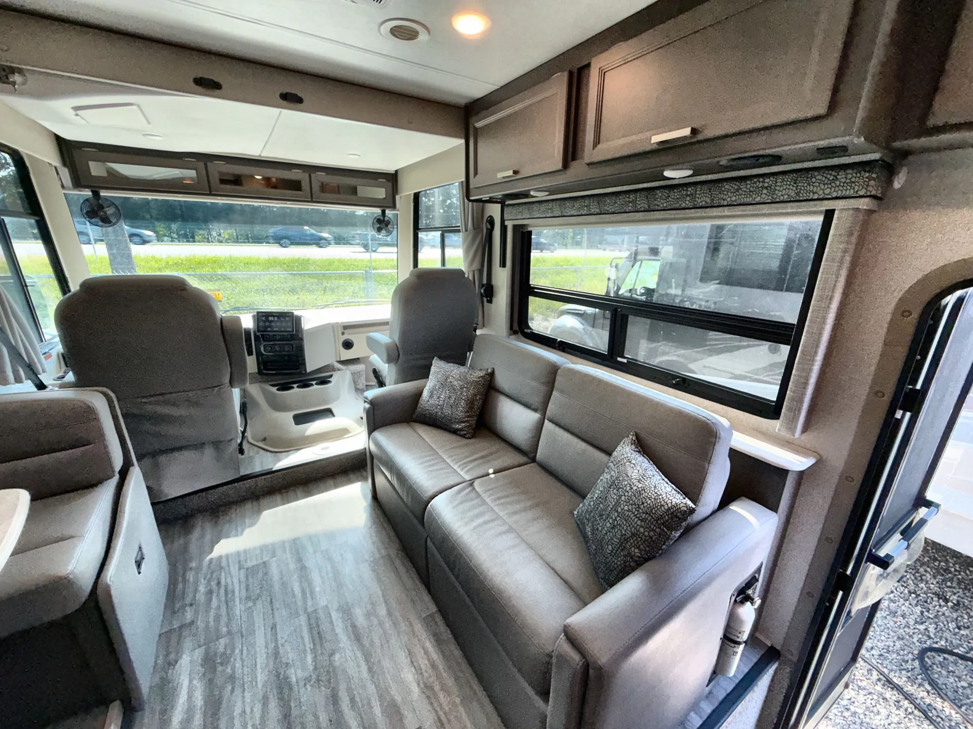 2024 Thor Motor Coach Luminate BB35 — living area main