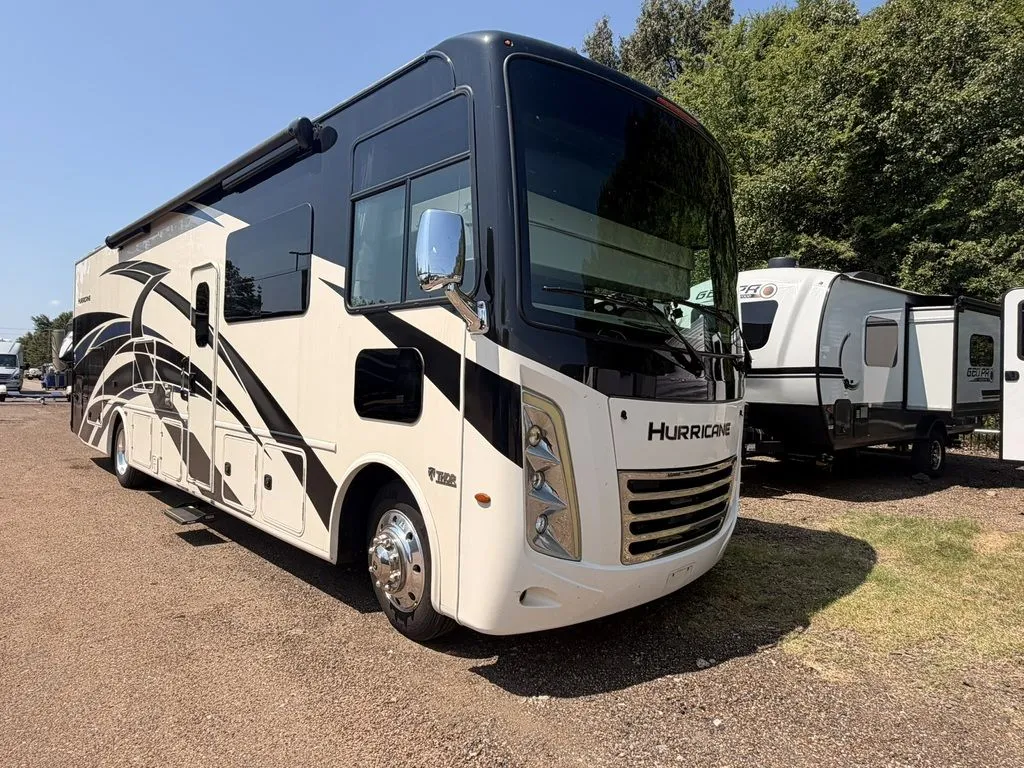 2022 Thor Motor Coach Hurricane 34J - Photo 2