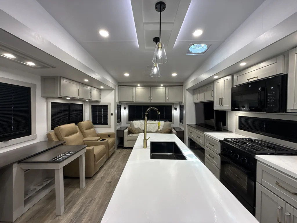 2026 Brinkley Model Z 3600, Photos photo 8