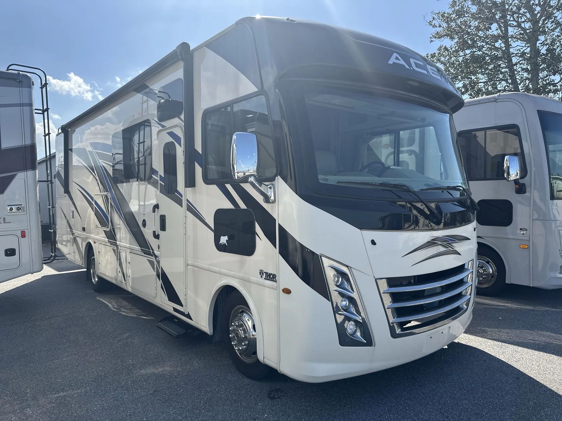 2022 Thor Motor Coach A.C.E 29.5 - Photo 2