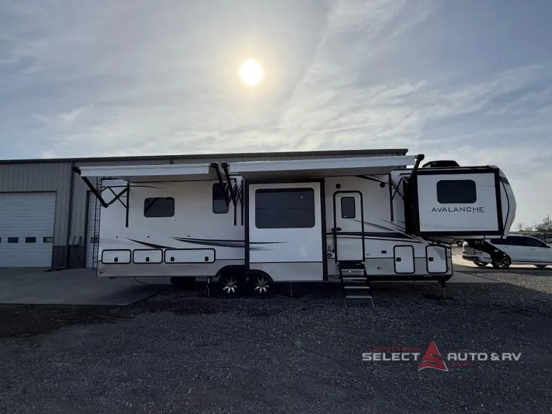2023 Keystone Avalanche 360FL - Photo 2