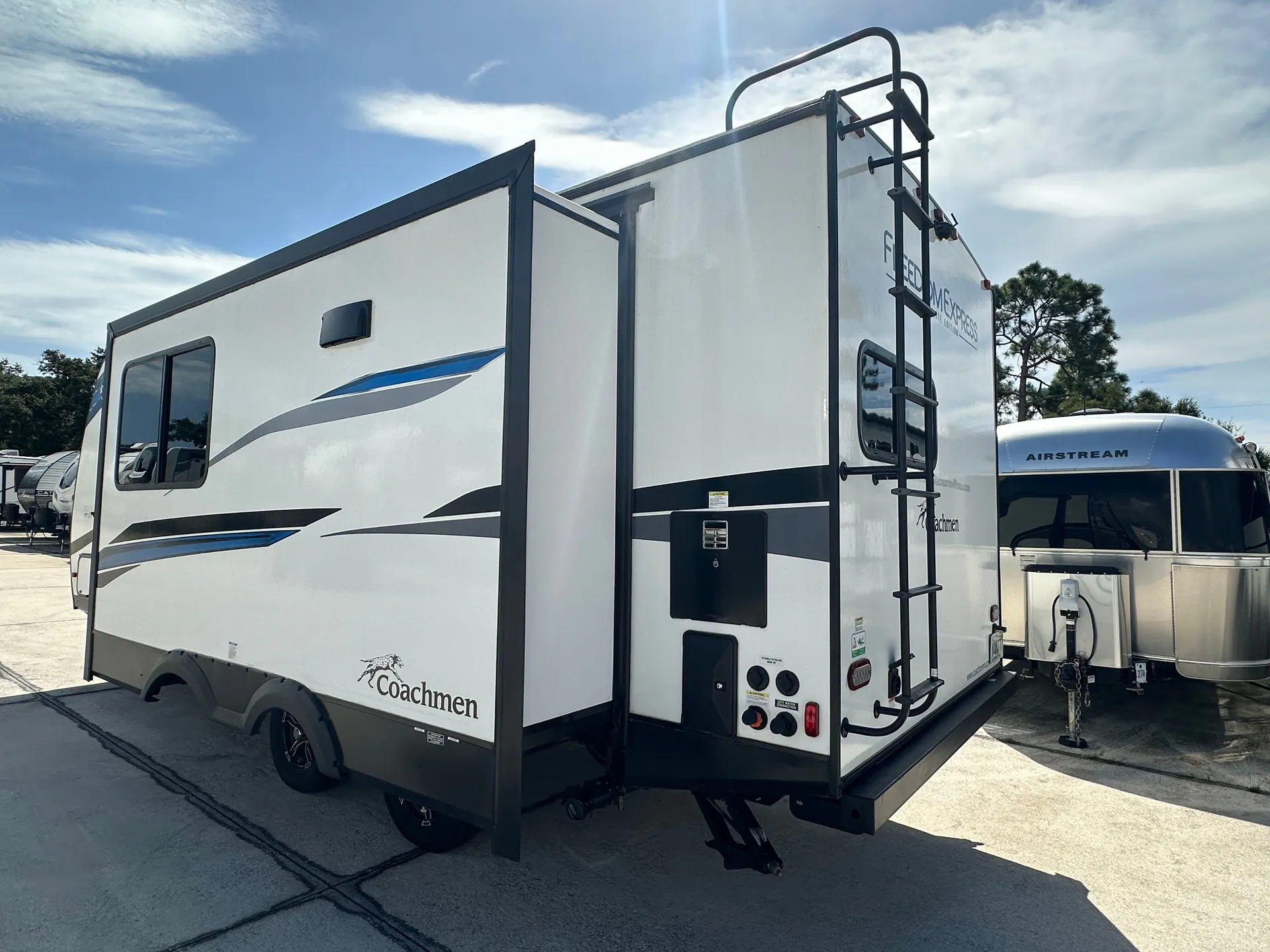 2025 Coachmen Freedom Express Ultra Lite 22MLS - Photo 4