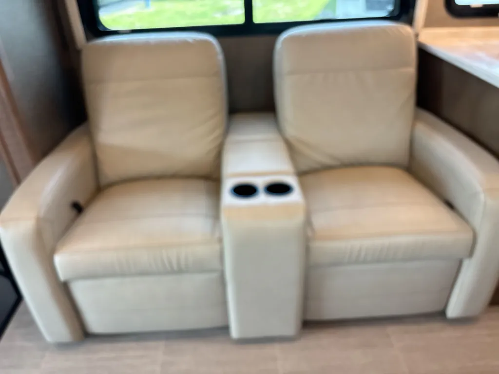 2022 Thor Motor Coach Challenger 35MQ, Photos photo 49