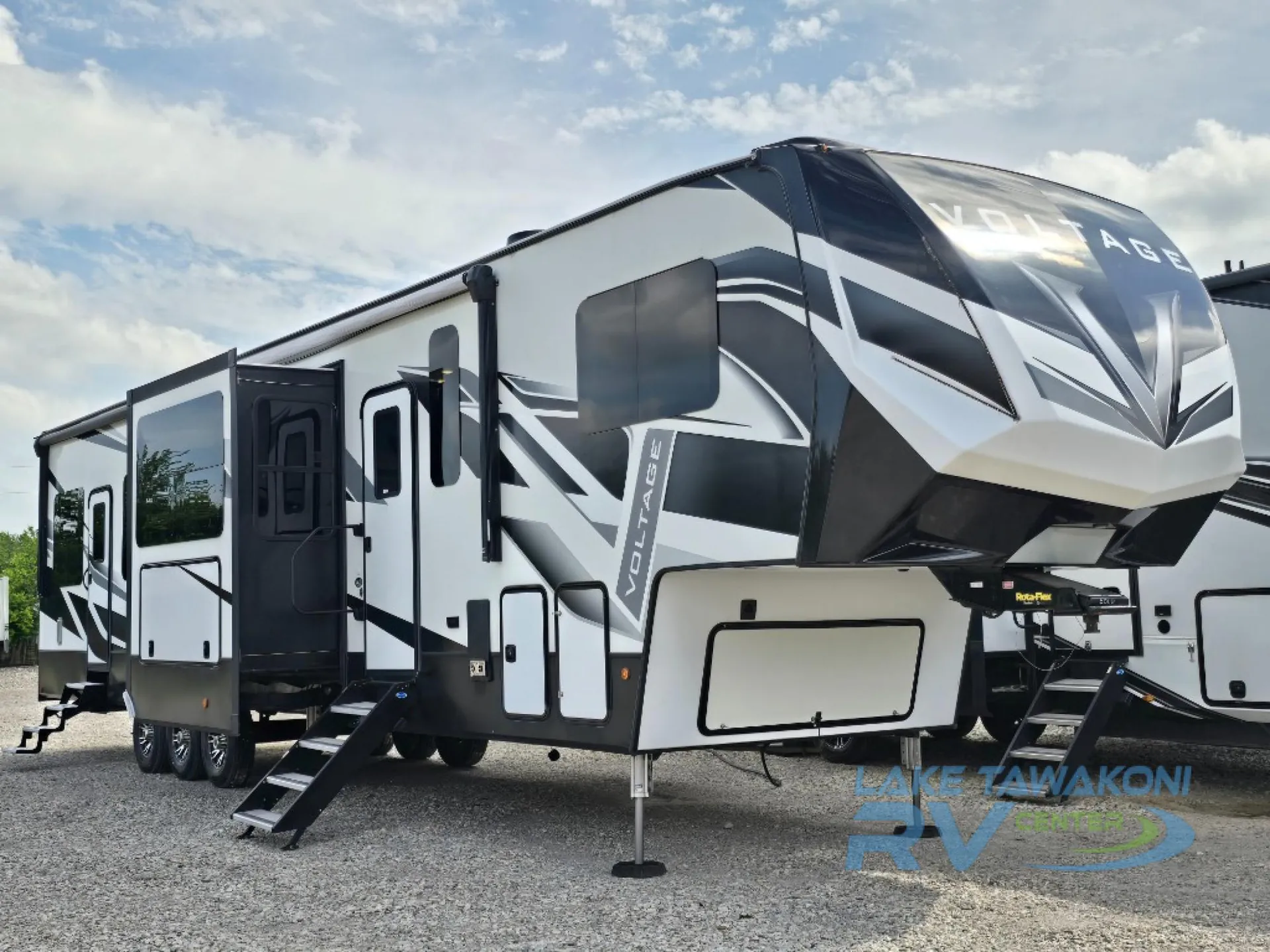 2021 Dutchmen Voltage 4135 dealer photo 1 from Lake Tawakoni RV Center