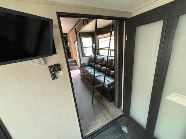 2018 Dutchmen Voltage Triton 3551, Photos photo 31