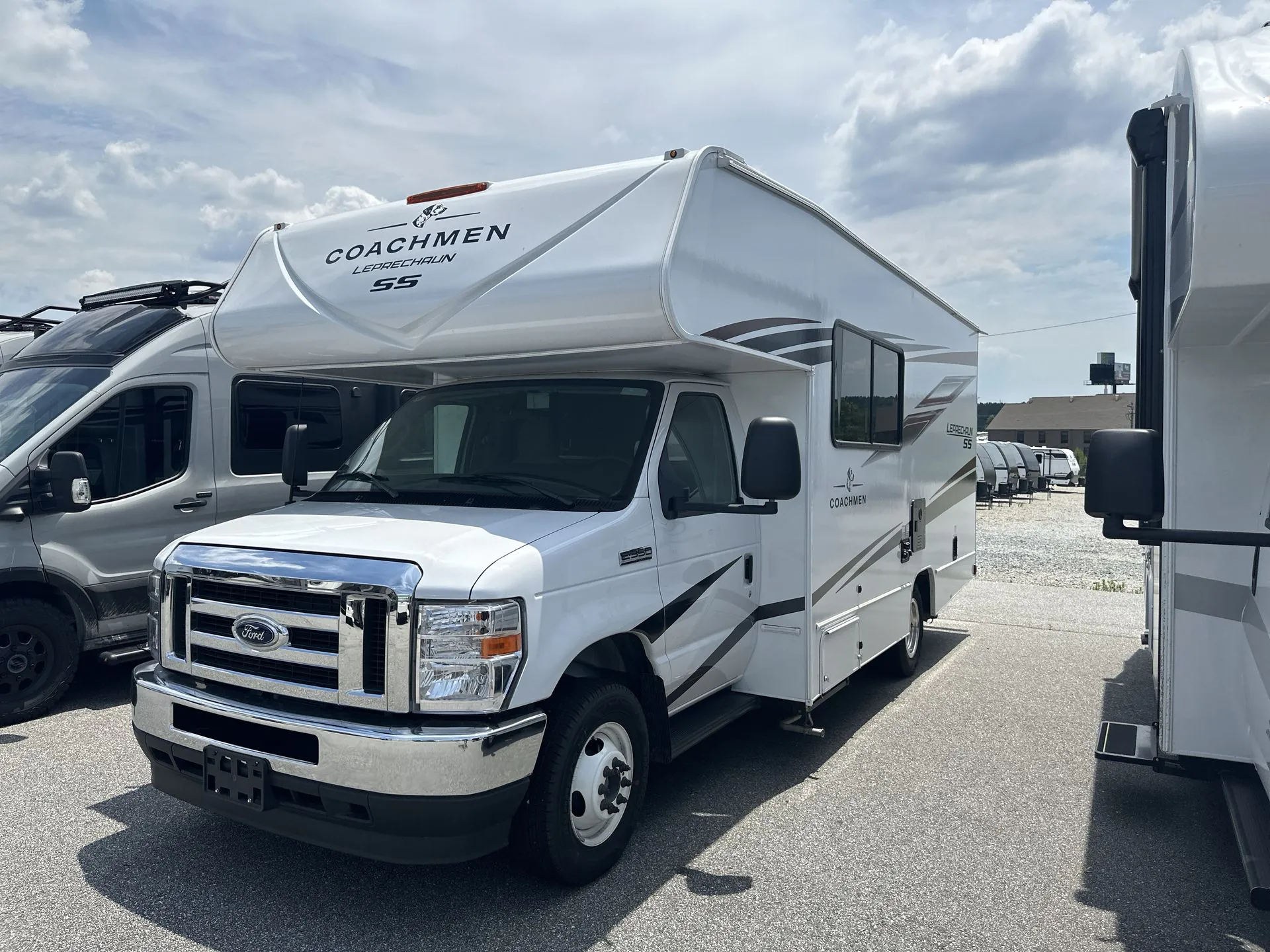 2025 Coachmen Leprechaun 210QSS CHEVY 3500 - Photo 3