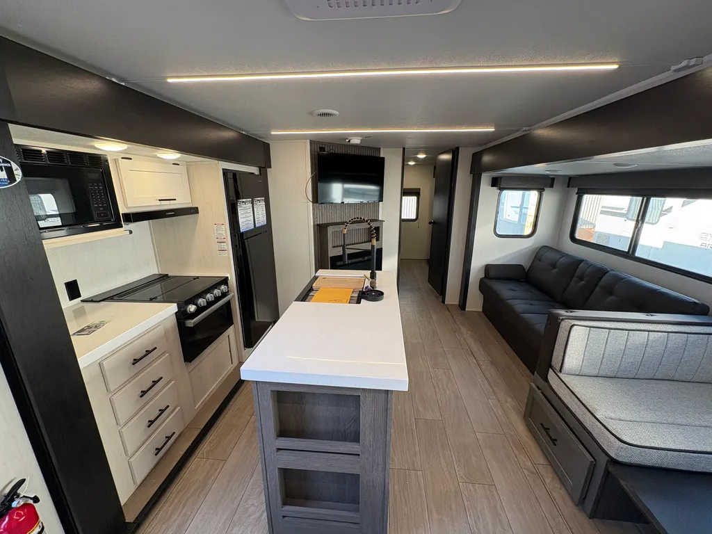 2026 Forest River Cherokee Alpha Wolf 33BH, Photos photo 4