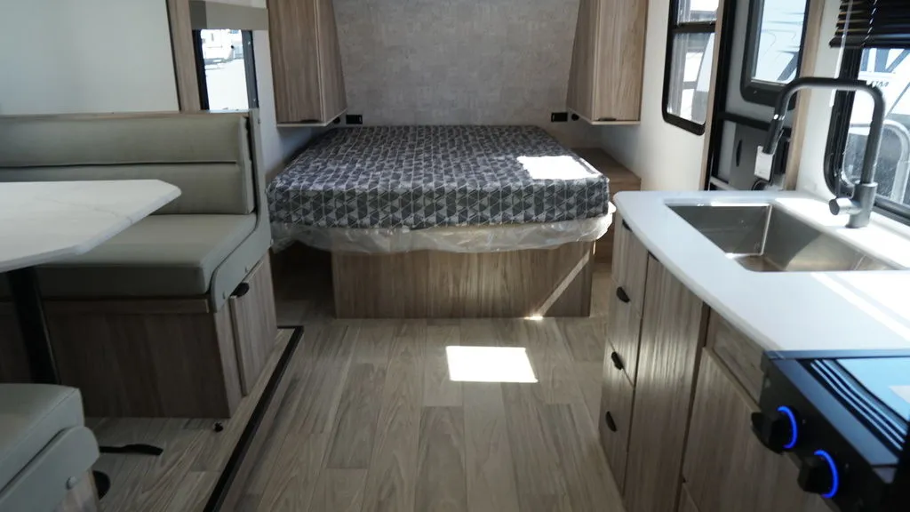2025 Winnebago M-series 1923RB - Photo 3