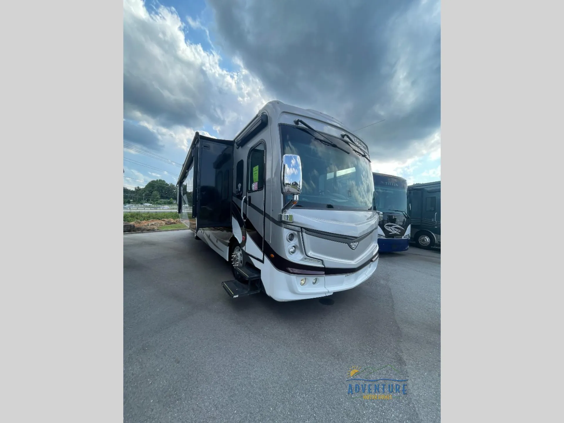 2021 Fleetwood Discovery 38F - Photo 2