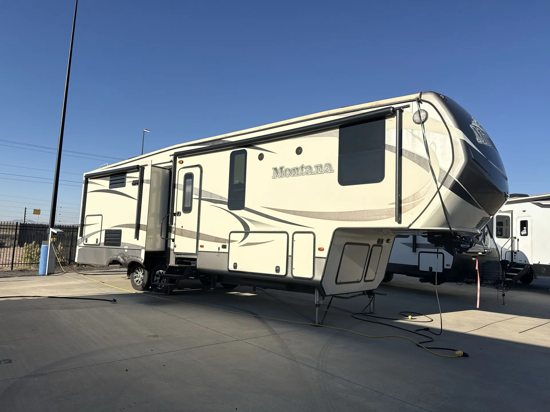 2016 Keystone Montana 3160RL - Photo 2