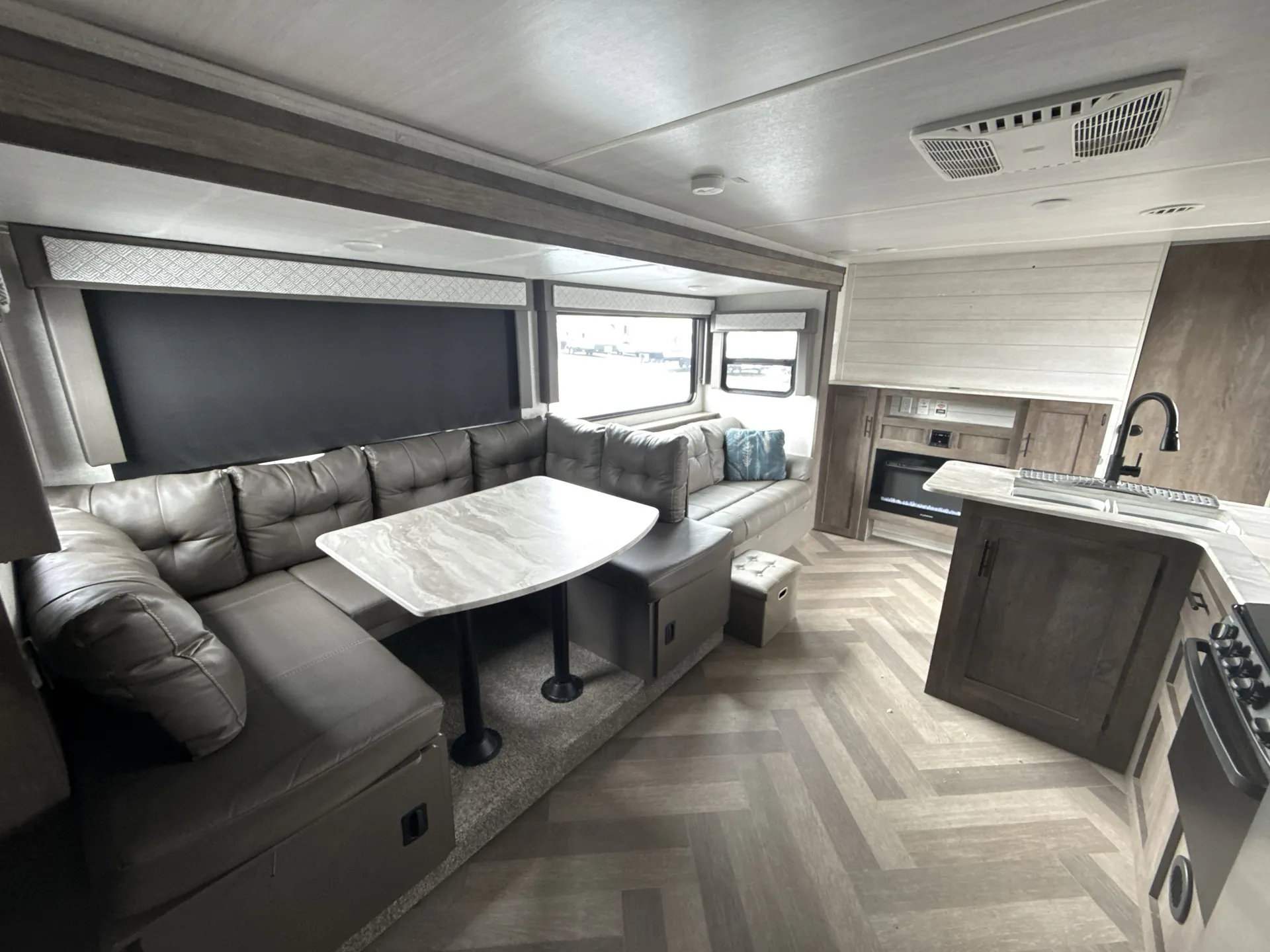 2021 Forest River Wildwood X-Lite 263BHXL — living area main