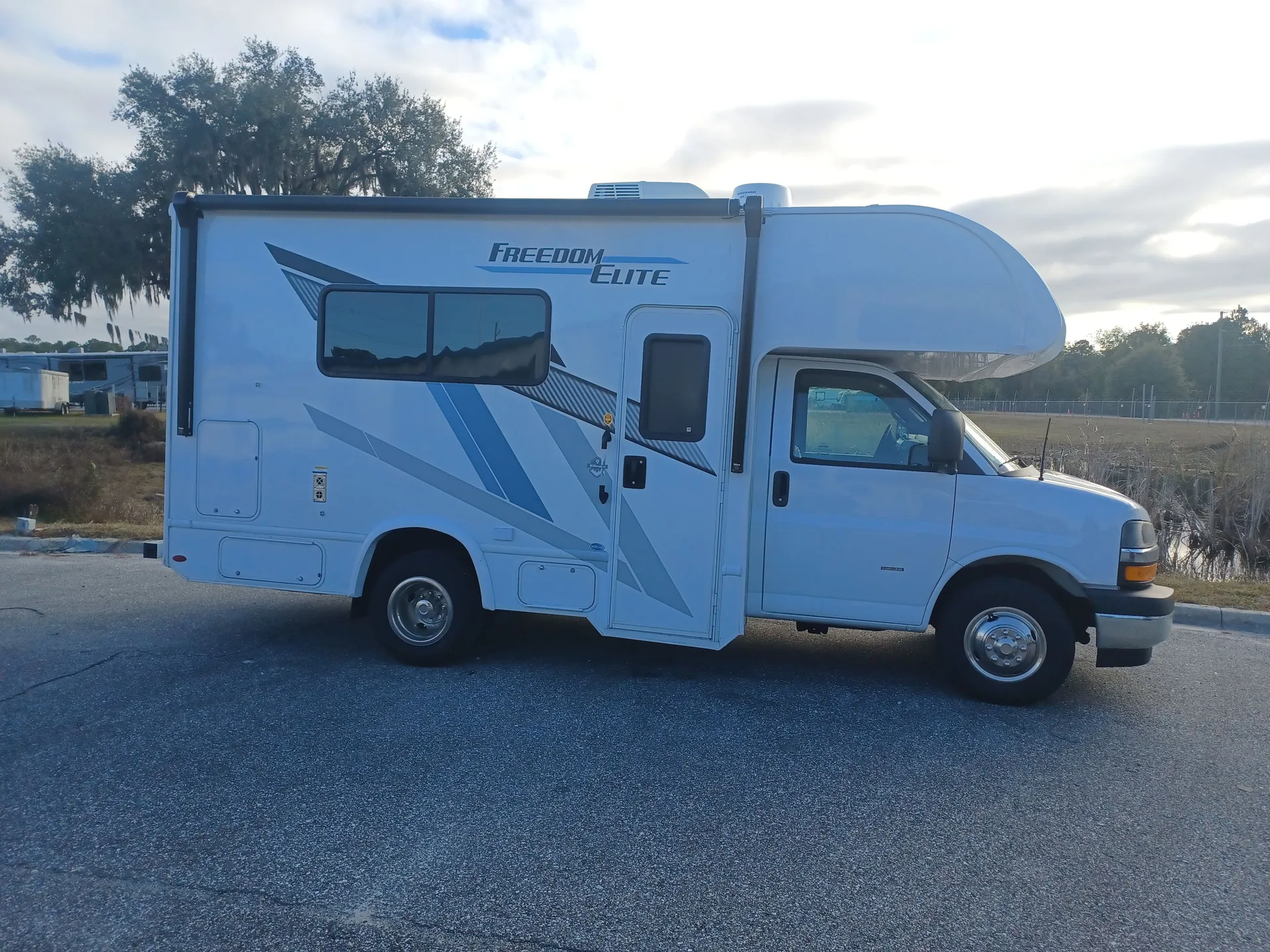 2026 Thor Motor Coach Freedom Elite 19HX - Photo 2