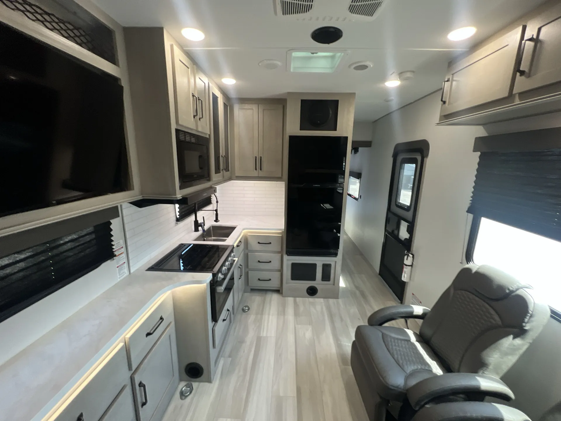 2025 Grand Design Momentum G-Class 27G — living area main