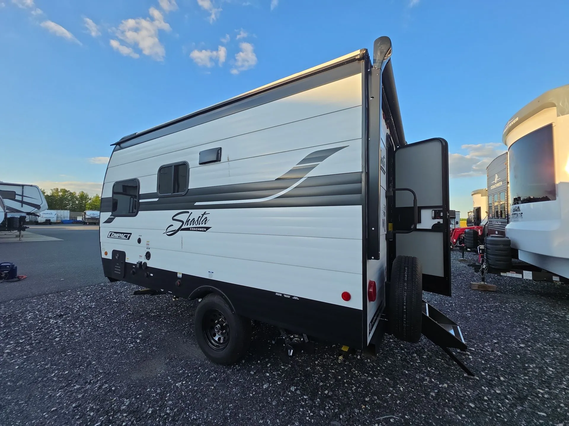 2026 Shasta RVs Compact 16BH - Photo 4