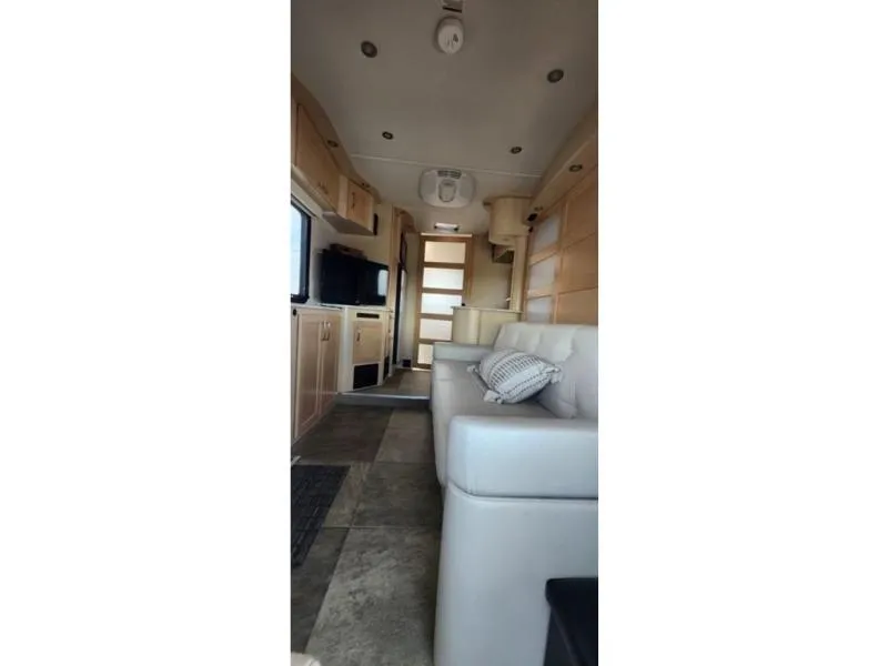 2015 Pleasure-Way Plateau XL Used    Std. Model - Photo 2