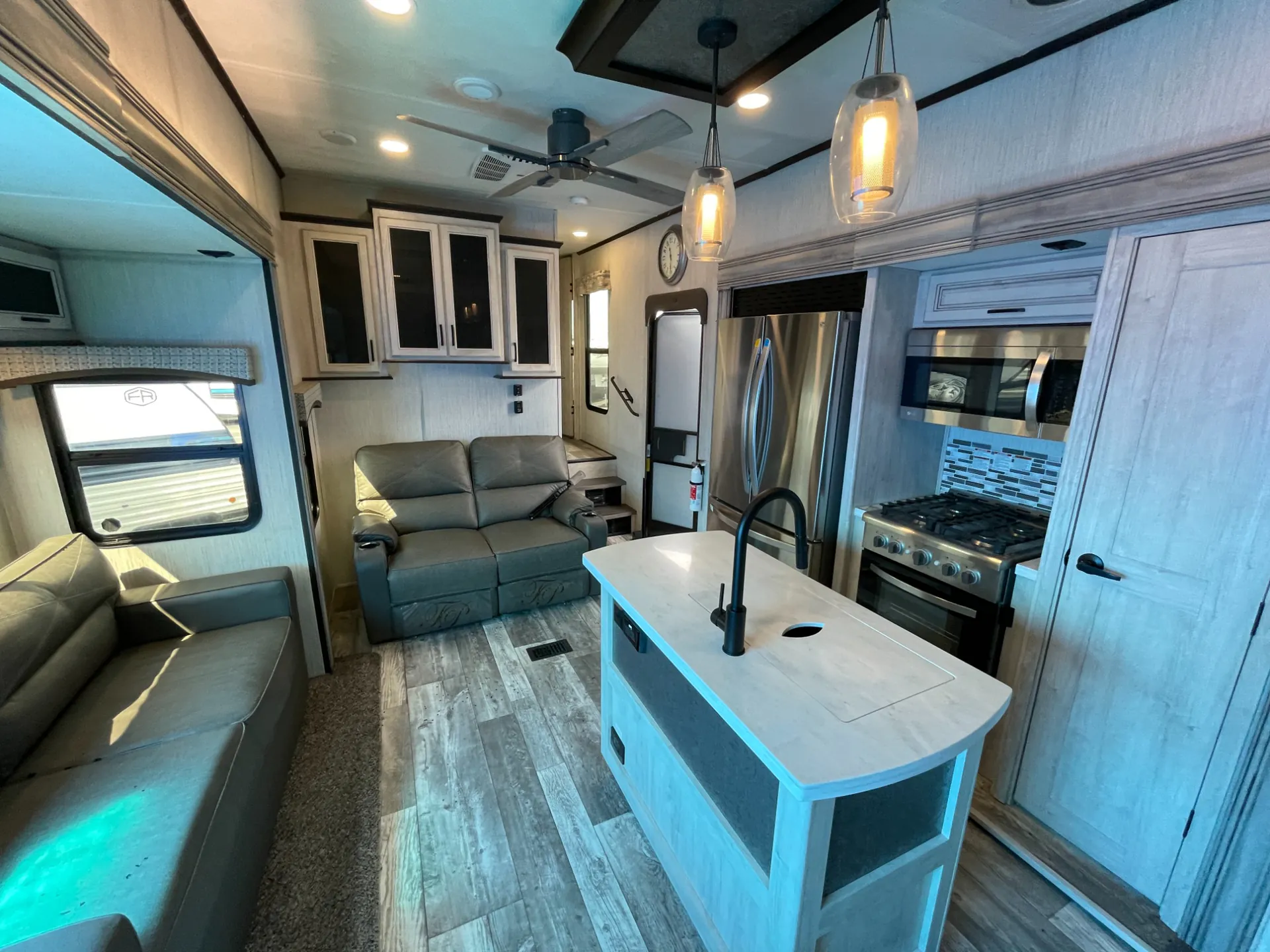 2022 Forest River Sandpiper Luxury 388BHRD - Photo 3