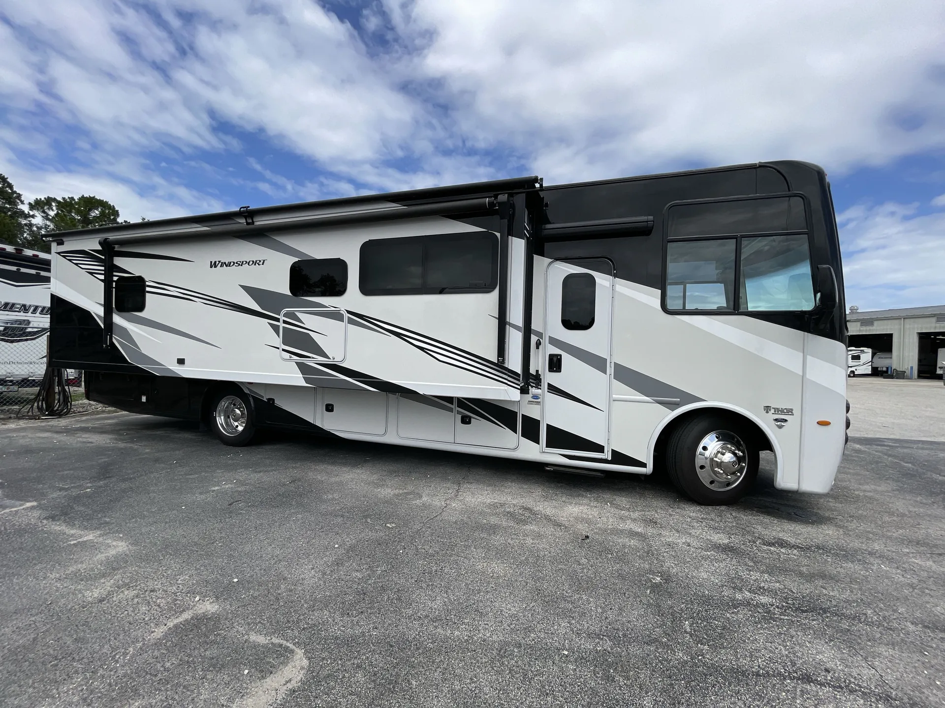 2024 Thor Motor Coach Windsport 34R - Photo 2