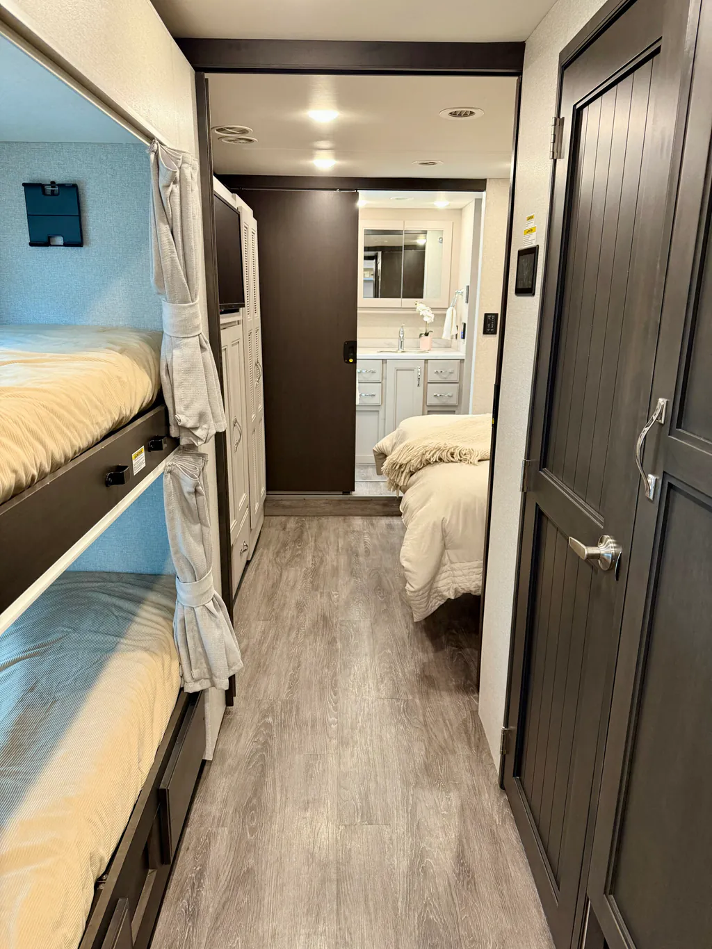 2024 Thor Motor Coach Riviera 39BH, Photos photo 11