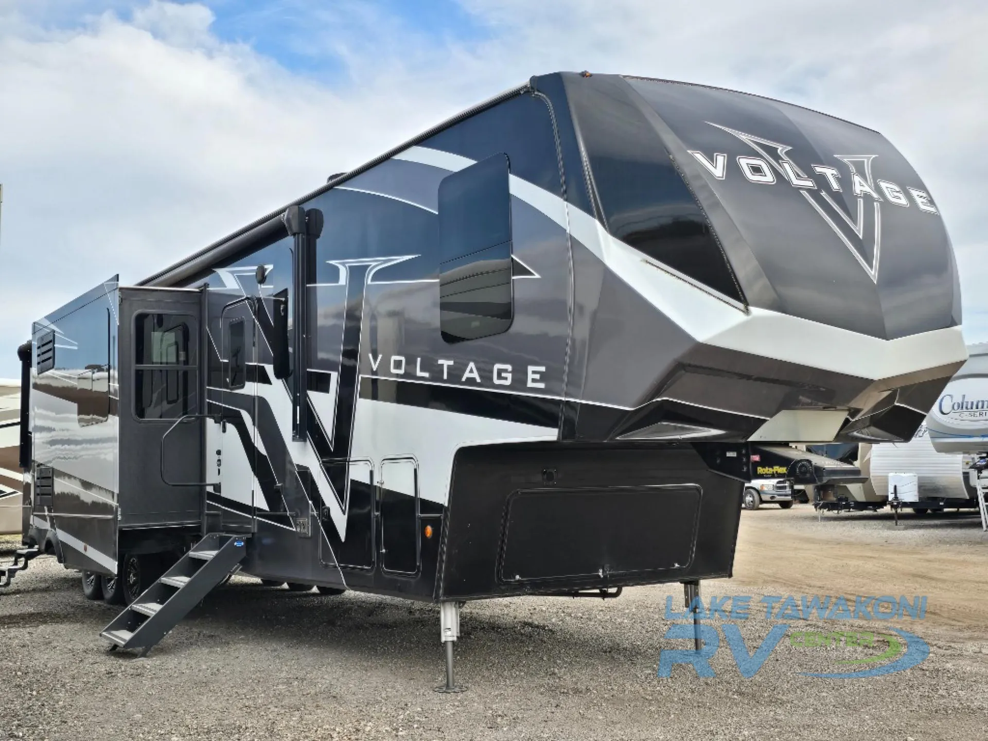 2021 Dutchmen Voltage 4225 dealer photo 1 from Lake Tawakoni RV Center