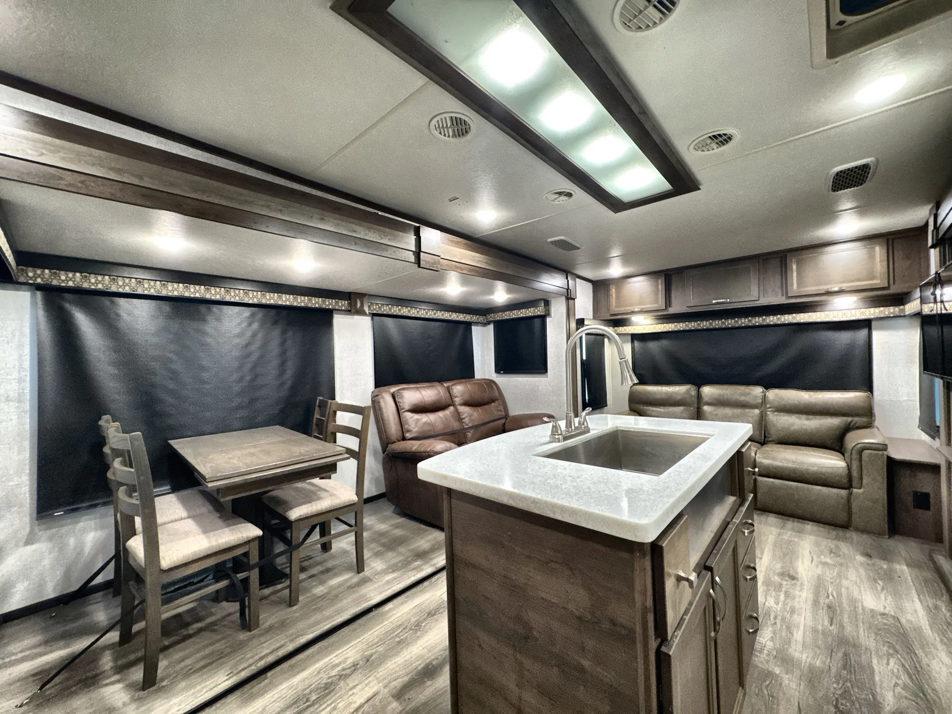 2019 Highland Ridge Mesa Ridge 323RLS — living area main