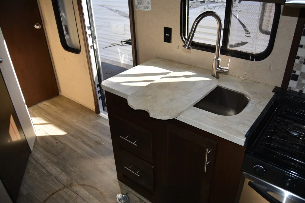 2018 Forest River Cherokee Grey Wolf 22RR — Photo 7