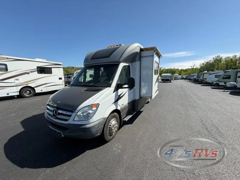 2013 Winnebago Navion 24V - Photo 2
