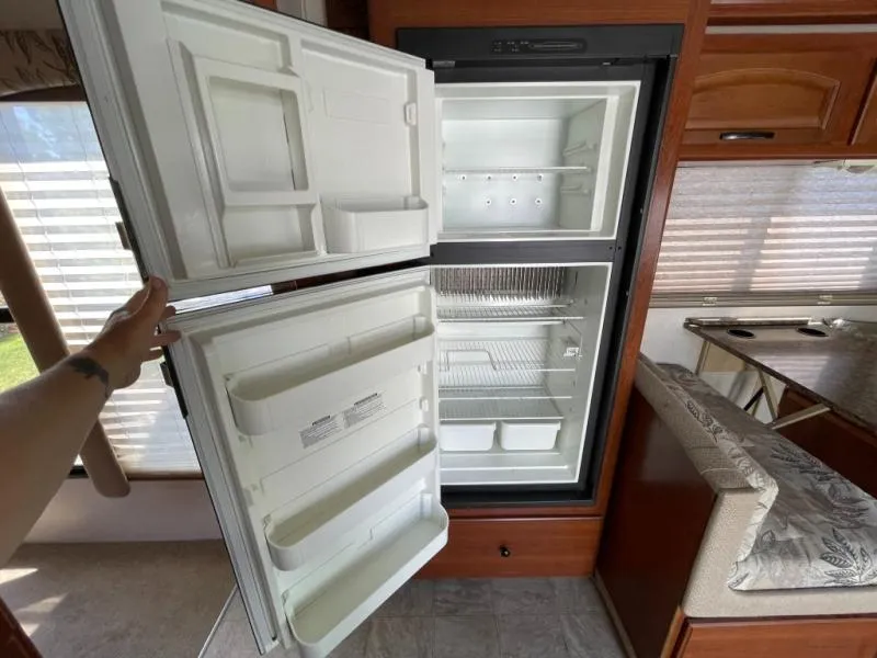 2009 Fleetwood RV Jamboree 31M - Photo 2