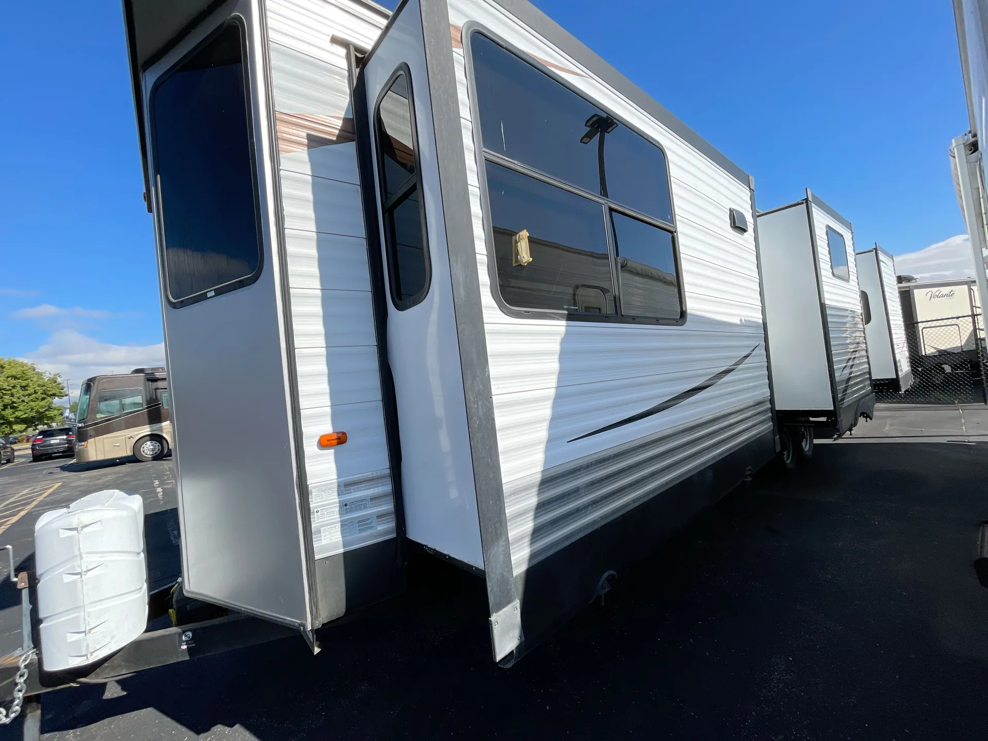 2018 Forest River Wildwood Lodge 385FLBH — off campside