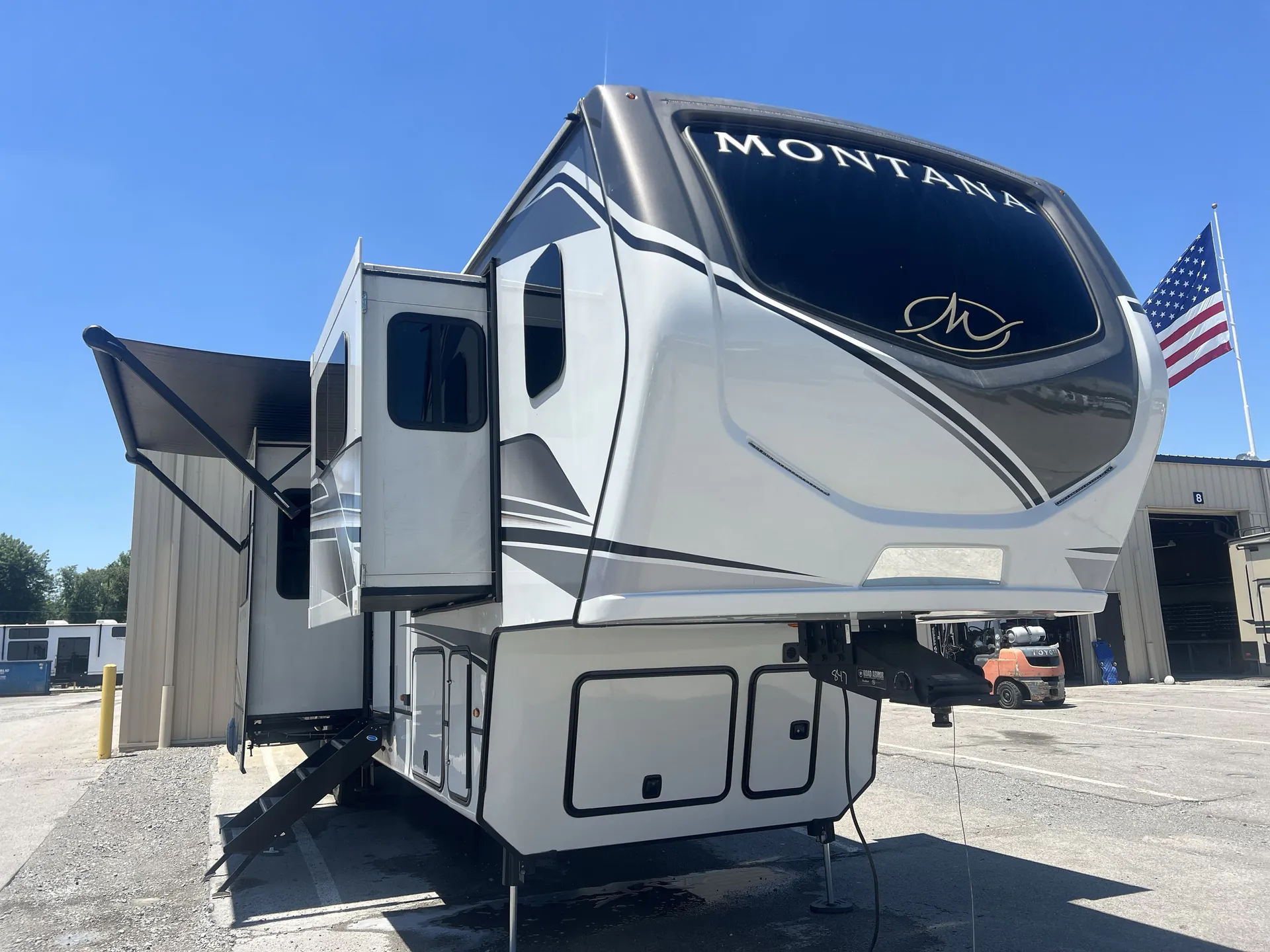 2024 Keystone Montana 3941FO - Photo 2