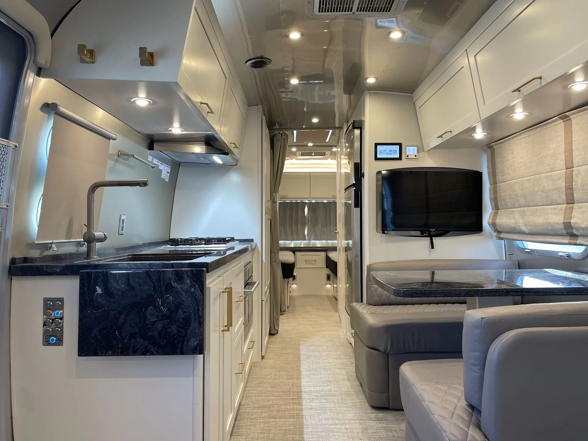 2024 Airstream Classic 30RB Twin - Photo 3