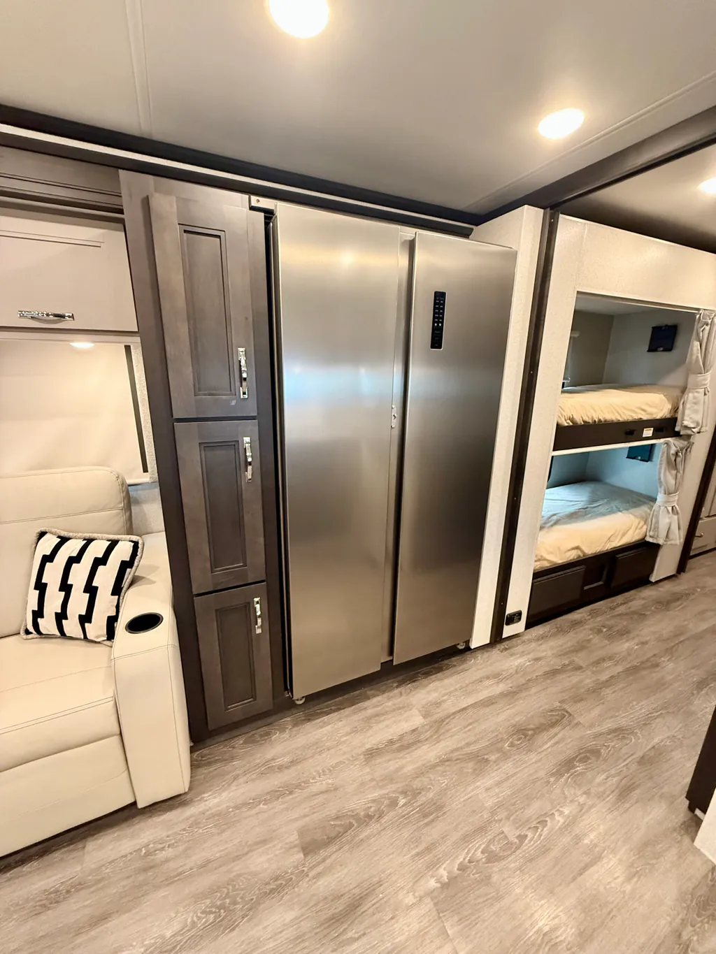 2024 Thor Motor Coach Riviera 39BH, Photos photo 9