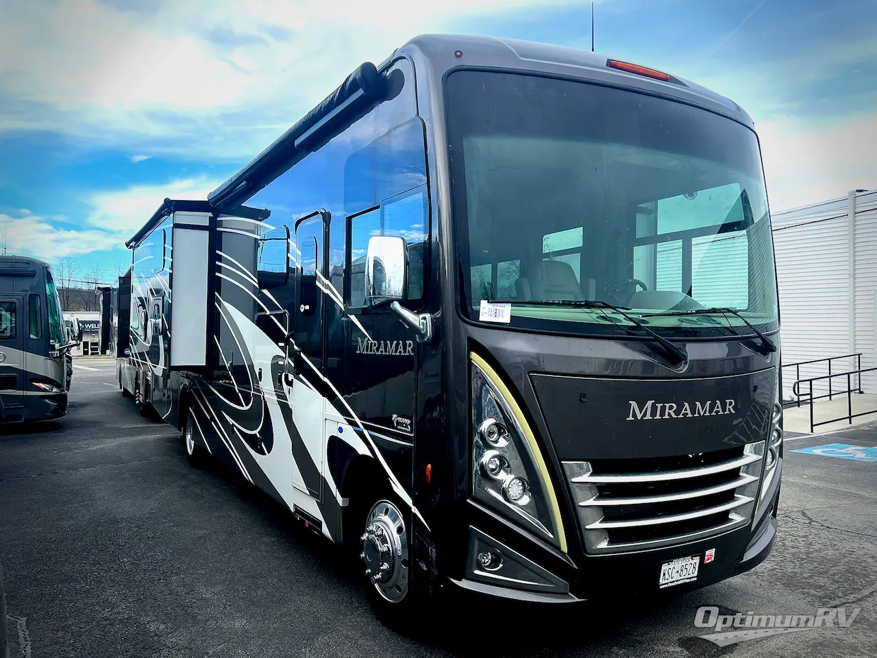2022 Thor Motor Coach Miramar 37.1 dealer photo 1 from Optimum RV