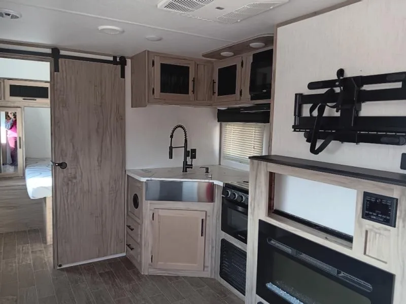2021 Forest River Cherokee Alpha Wolf 22SW - Photo 4